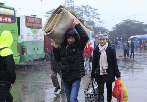 Hà Nội: Dòng người ùn ùn đội mưa đổ về quê ăn Tết 27