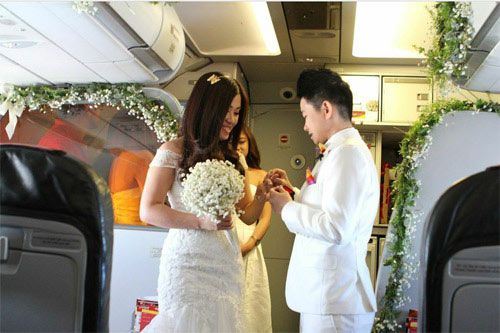 Cặp đôi đồng tính nữ tổ chức đám cưới trên máy bay 3
