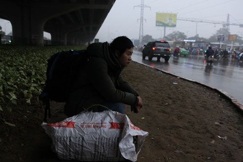 Hà Nội: Dòng người ùn ùn đội mưa đổ về quê ăn Tết 51