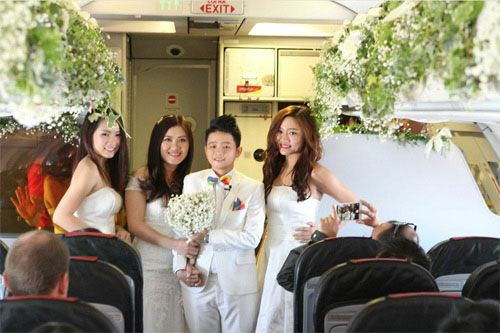 Cặp đôi đồng tính nữ tổ chức đám cưới trên máy bay 18