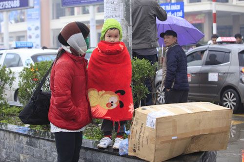 Hà Nội: Dòng người ùn ùn đội mưa đổ về quê ăn Tết 18