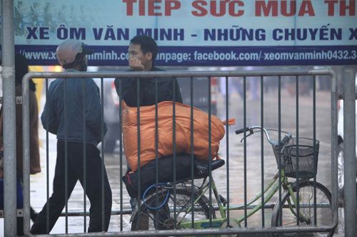 Hà Nội: Dòng người ùn ùn đội mưa đổ về quê ăn Tết 48