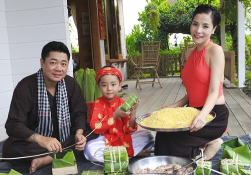 Vợ chồng Kiwi Ngô Mai Trang tự tay gói bánh chưng 12