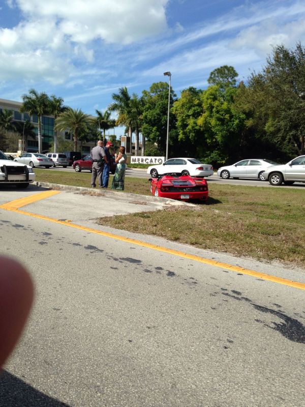 Ferrari F50 bị xe Lexus đâm văng khỏi đường 5