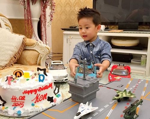 Con trai Đăng Khôi tinh nghịch trong tiệc sinh nhật 3 tuổi 9