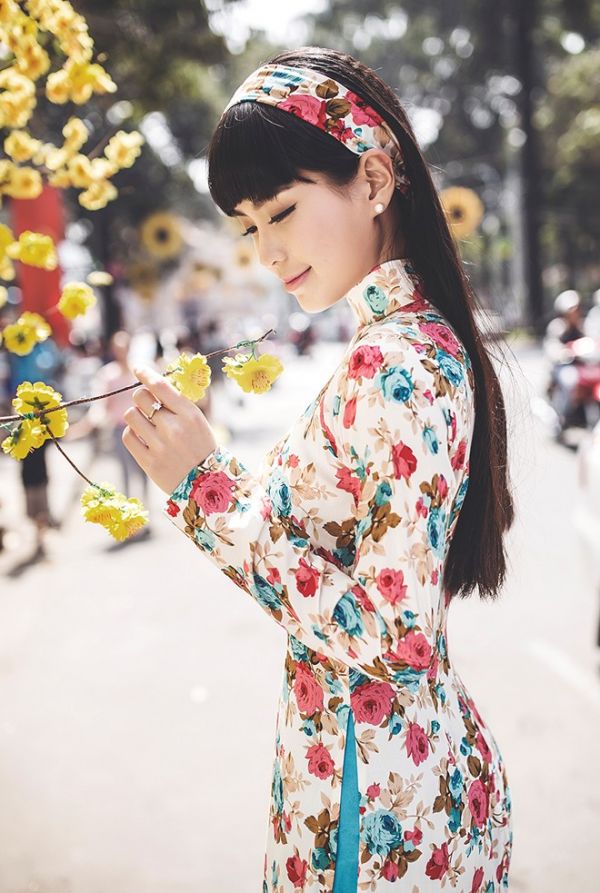Á hậu Diễm Trang diện áo dài hoa cổ điển dạo phố xuân 4