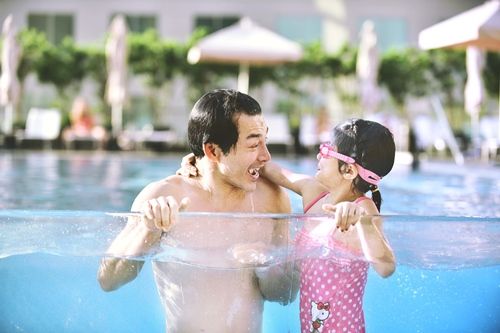 Trần Bảo Sơn đi bơi cùng con gái ngày cận Tết 39