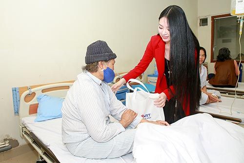 HH Ngọc Anh nghẹn ngào trao quà cho bệnh nhân ung thư 12