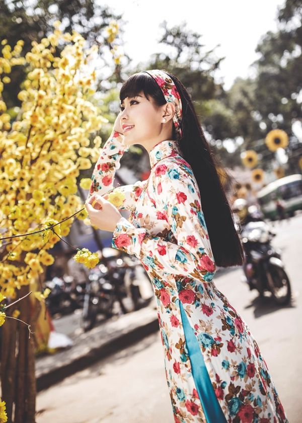 Á hậu Diễm Trang diện áo dài hoa cổ điển dạo phố xuân 5