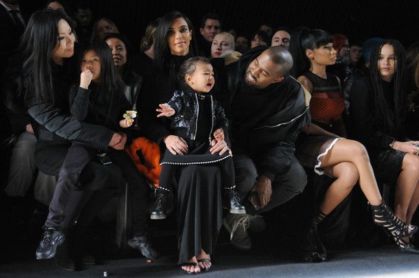 Con gái Kim Kardashian khóc thét khi đi xem trình diễn thời trang 5