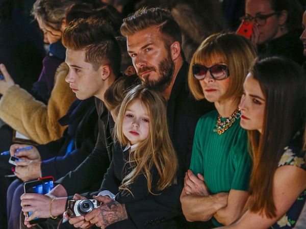 Gia đình tới cổ vũ Victoria Beckham ra mắt BST mới 9