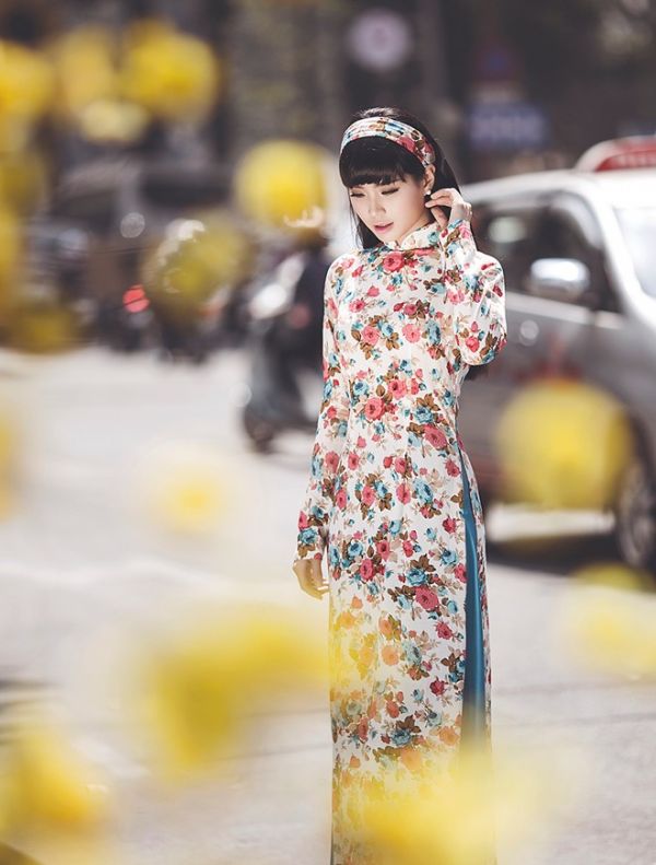 Á hậu Diễm Trang diện áo dài hoa cổ điển dạo phố xuân 3