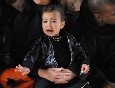 Con gái Kim Kardashian khóc thét khi đi xem trình diễn thời trang 2