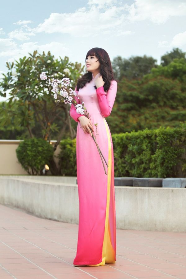 Hoa hậu Kỳ Duyên diện áo dài pastel nhẹ nhàng đón Tết 2