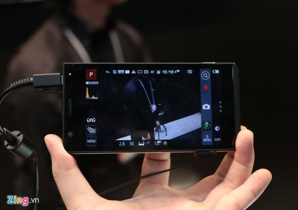 Smartphone lai máy ảnh dùng ống Leica từ Panasonic 8
