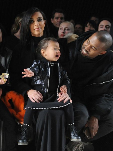 Con gái Kim Kardashian khóc thét khi đi xem trình diễn thời trang 3