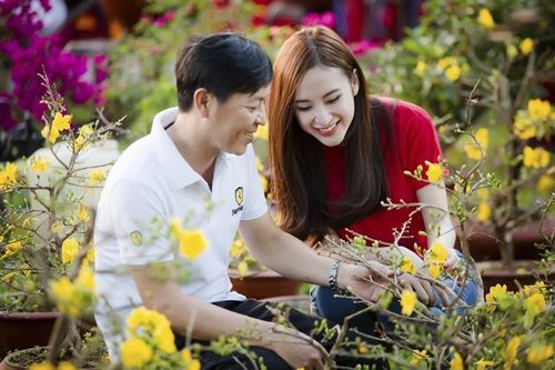Angela Phương Trinh đưa cả gia đình đi chọn hoa Tết 15