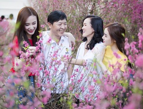 Angela Phương Trinh đưa cả gia đình đi chọn hoa Tết 6