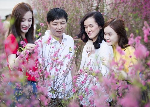 Angela Phương Trinh đưa cả gia đình đi chọn hoa Tết 3