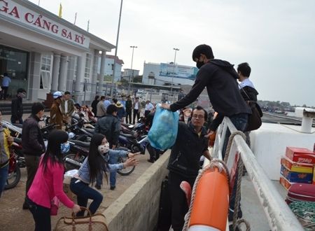 Hàng ngàn người con Lý Sơn hối hả về quê hương Hải đội Hoàng Sa 2