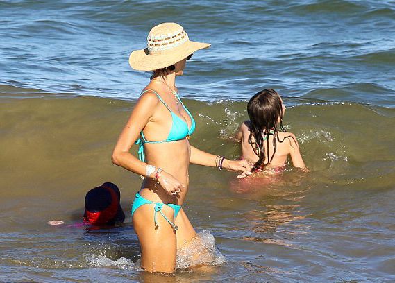 Alessandra Ambrosio khoe dáng săn chắc trên biển 8