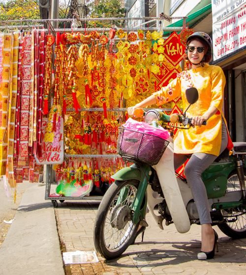 Trang Trần diện áo dài sặc sỡ lái xe máy đi mua sắm 3