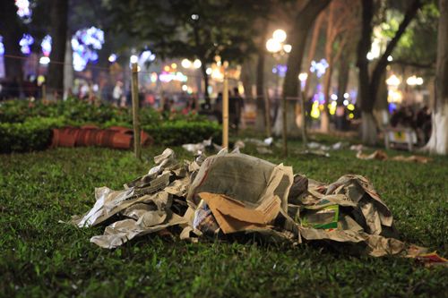 Hà Nội: Hồ Gươm ngập rác sau màn bắn pháo hoa rực rỡ 36