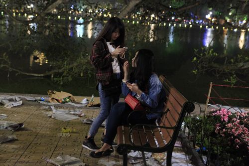 Hà Nội: Hồ Gươm ngập rác sau màn bắn pháo hoa rực rỡ 27