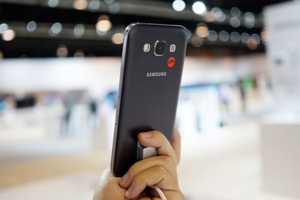Ảnh Galaxy E5 và E7 bán sau Tết ở VN, giá từ 5,5 triệu 10