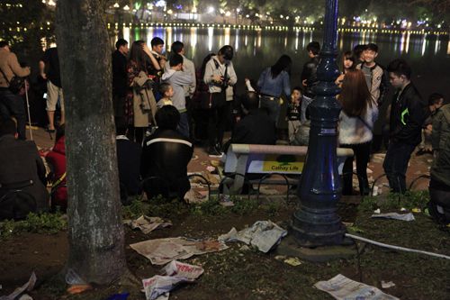 Hà Nội: Hồ Gươm ngập rác sau màn bắn pháo hoa rực rỡ 9