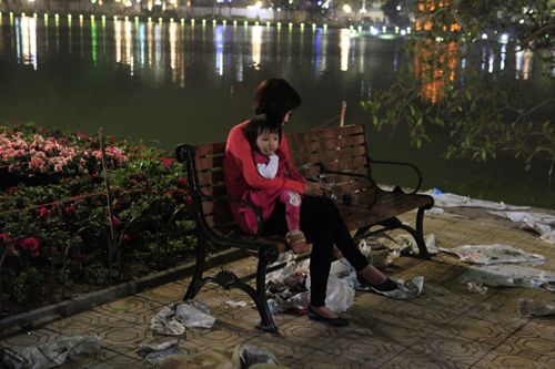 Hà Nội: Hồ Gươm ngập rác sau màn bắn pháo hoa rực rỡ 30