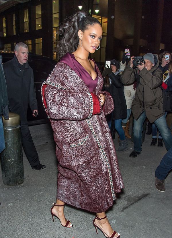 Rihanna bất ngờ mặc váy điệu đà, nữ tính 9