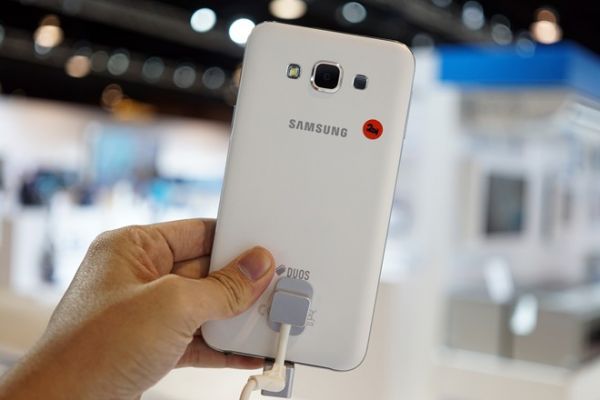 Ảnh Galaxy E5 và E7 bán sau Tết ở VN, giá từ 5,5 triệu 2