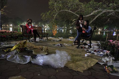 Hà Nội: Hồ Gươm ngập rác sau màn bắn pháo hoa rực rỡ 21