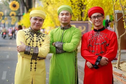 Phương Thanh mặc áo dài làm "phó nháy" cho nhóm MTV 57
