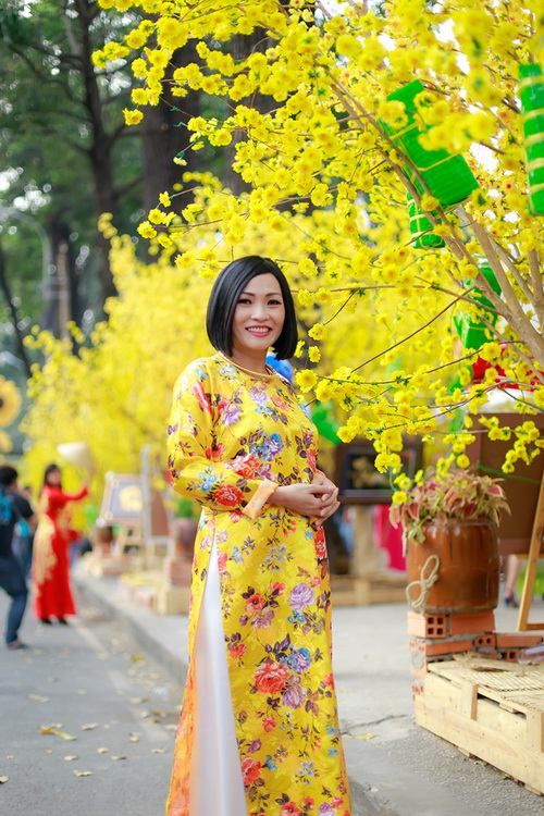 Phương Thanh mặc áo dài làm "phó nháy" cho nhóm MTV 12
