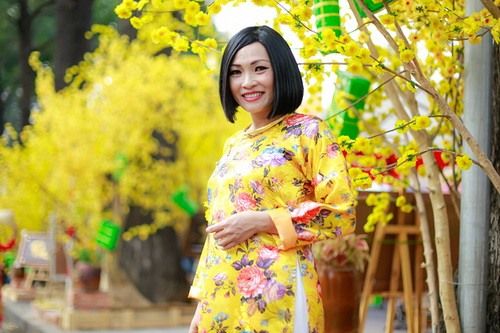 Phương Thanh mặc áo dài làm "phó nháy" cho nhóm MTV 18
