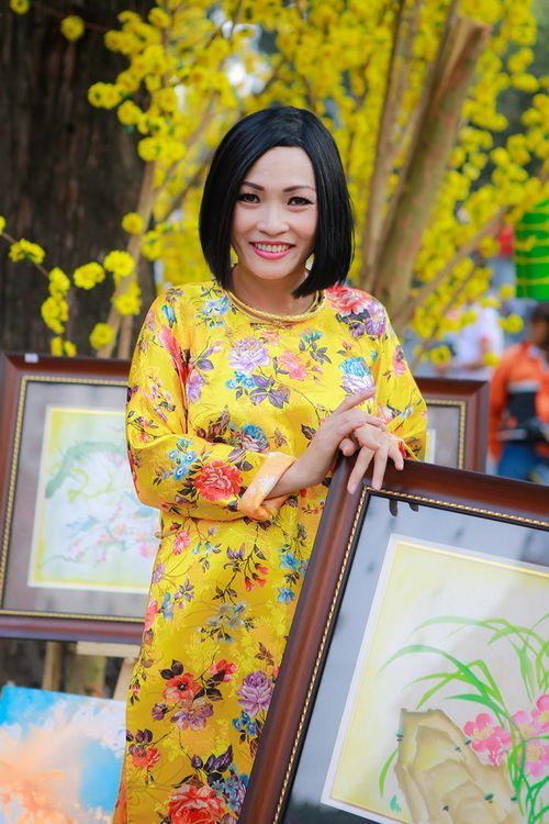 Phương Thanh mặc áo dài làm "phó nháy" cho nhóm MTV 6