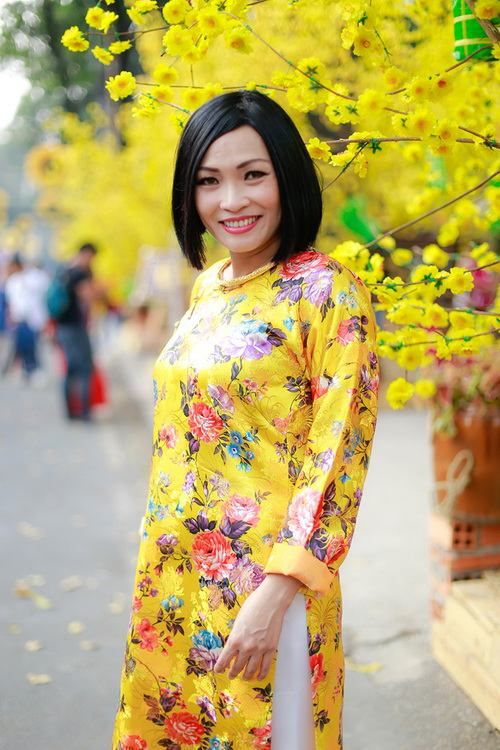 Phương Thanh mặc áo dài làm "phó nháy" cho nhóm MTV 15
