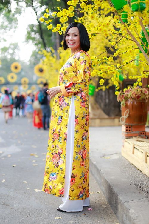 Phương Thanh mặc áo dài làm "phó nháy" cho nhóm MTV 9