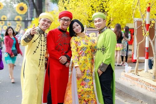 Phương Thanh mặc áo dài làm "phó nháy" cho nhóm MTV 30