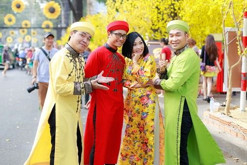 Phương Thanh mặc áo dài làm "phó nháy" cho nhóm MTV 24