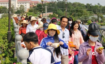 Chuyện lạ Mùng 4 Tết: Chen lấn mua vé vào… sở thú 7