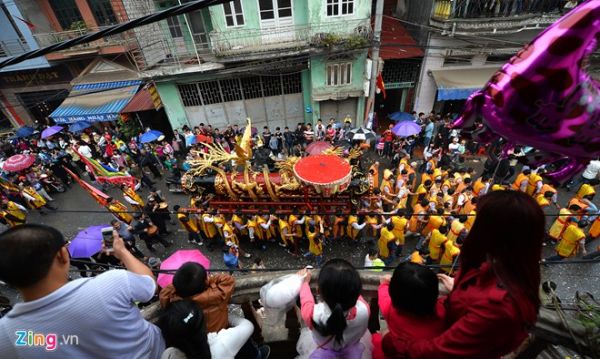 Chàng Tây rước pháo khổng lồ tại lễ hội Đồng Kỵ 12