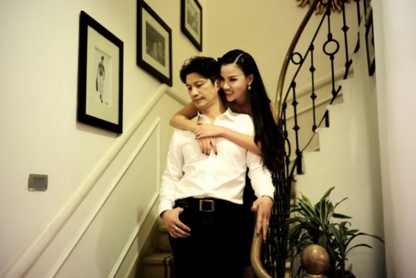 Dustin Nguyễn tình tứ với vợ siêu mẫu trong quán cafe 4