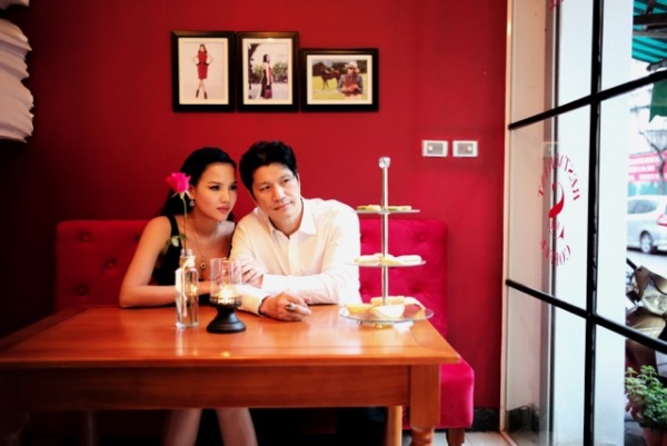 Dustin Nguyễn tình tứ với vợ siêu mẫu trong quán cafe 2