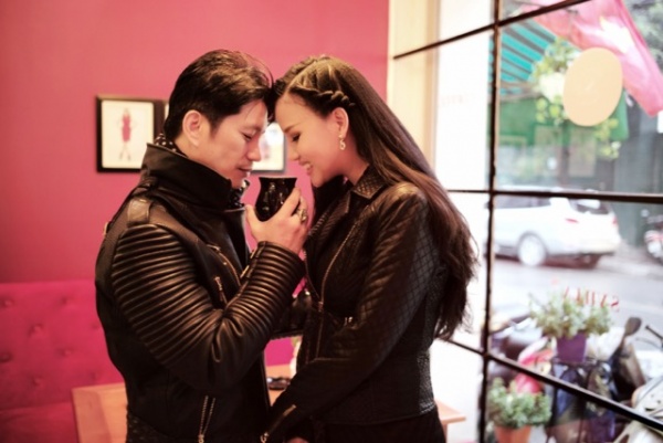 Dustin Nguyễn tình tứ với vợ siêu mẫu trong quán cafe 7