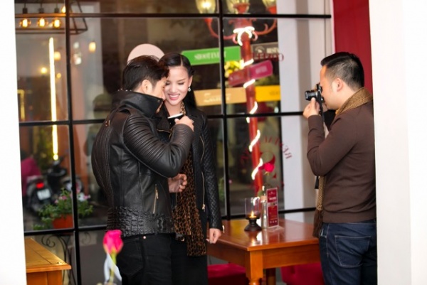 Dustin Nguyễn tình tứ với vợ siêu mẫu trong quán cafe 8
