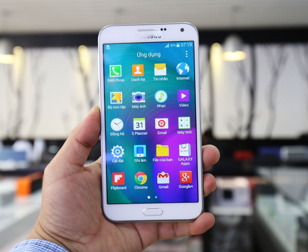 Đập hộp smartphone Galaxy E7 - màn hình lớn, giá tốt 10