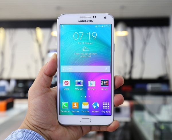 Đập hộp smartphone Galaxy E7 - màn hình lớn, giá tốt 8